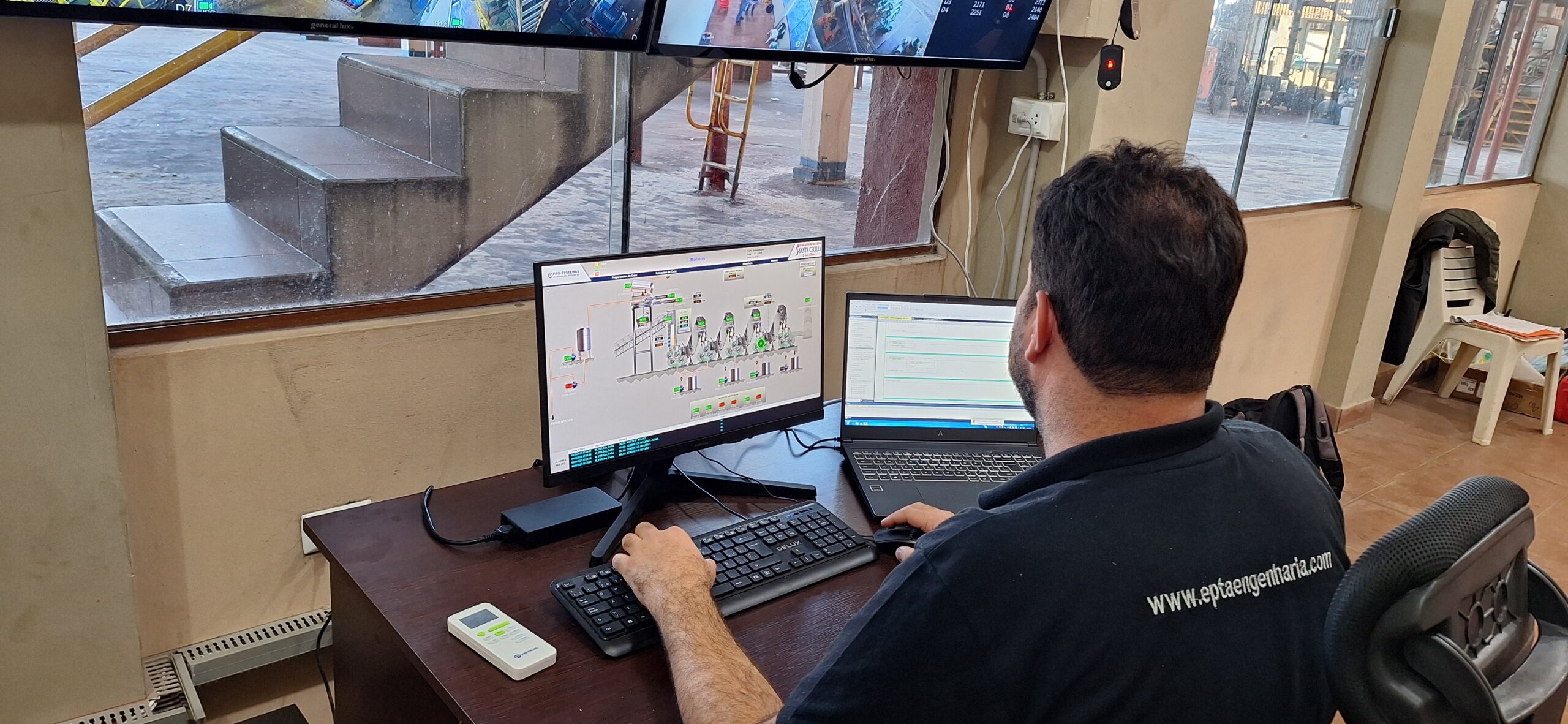 Engenheiro de Automação atuando com lógica de controle em PLC e Sistema de Supervisório durante Comissionamento e Startup.