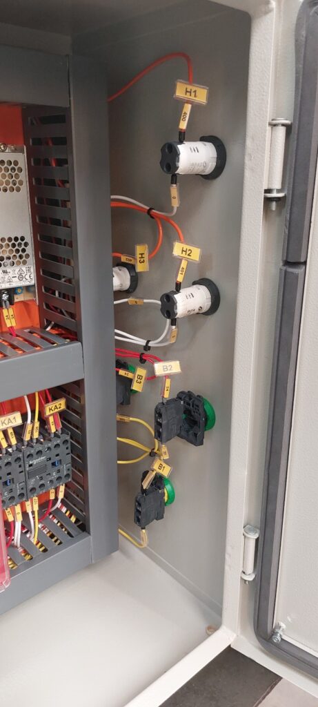 Detalhes de Montagem de Painel de Automação com CLP Schneider Electric TM200C