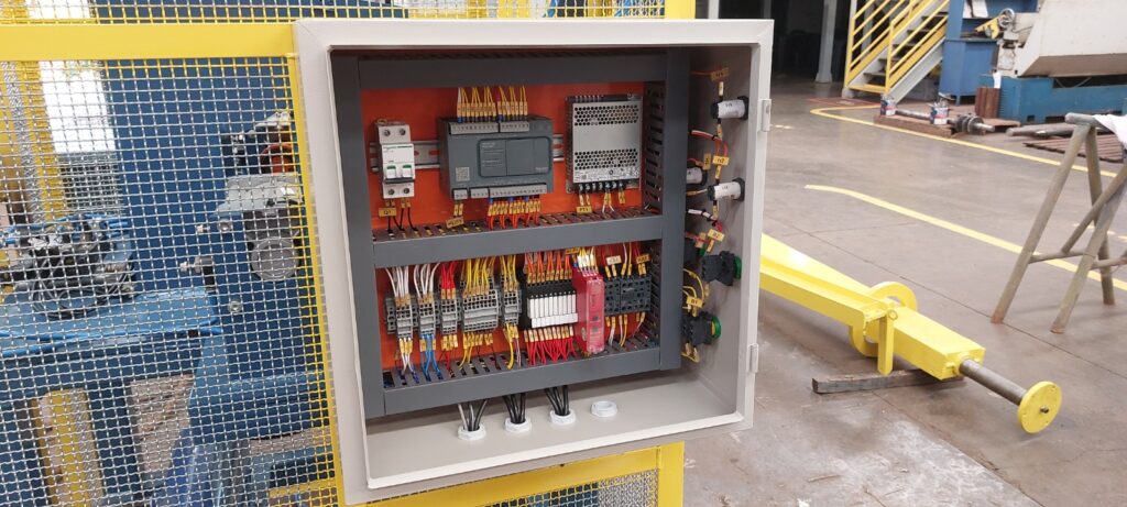 Montagem de Painel de Automação com CLP Schneider Electric TM200C
Automação de Máquinas para Fundição