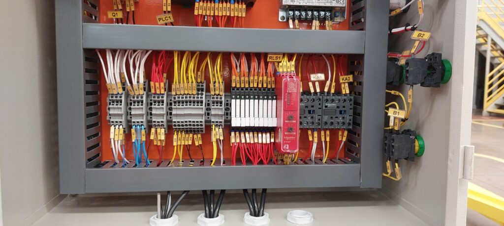 Detalhes de Montagem de Painel de Automação com CLP Schneider Electric TM200C
