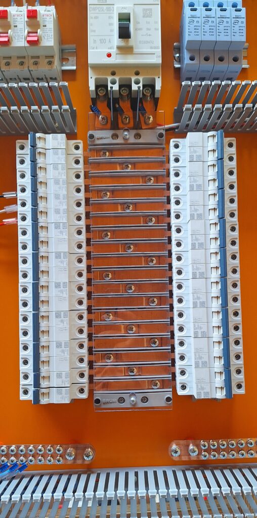 Painel Elétrico
Painel QDFL
Disjuntor Caixa Moldada
WEG
IDR
DPS
Steck
Barramento BRUM
Barramento Volt Plus
Barramento 250A