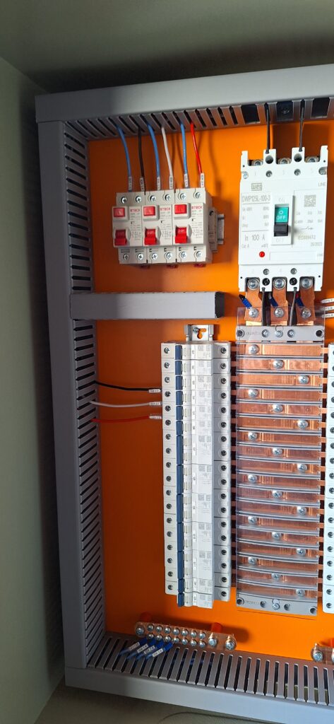Painel Elétrico
Painel QDFL
Disjuntor Caixa Moldada
WEG
IDR
DPS
Steck
Barramento BRUM
Barramento Volt Plus
Barramento 250A
