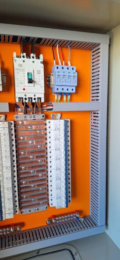 Painel Elétrico
Painel QDFL
Disjuntor Caixa Moldada
WEG
IDR
DPS
Steck
Barramento BRUM
Barramento Volt Plus
Barramento 250A