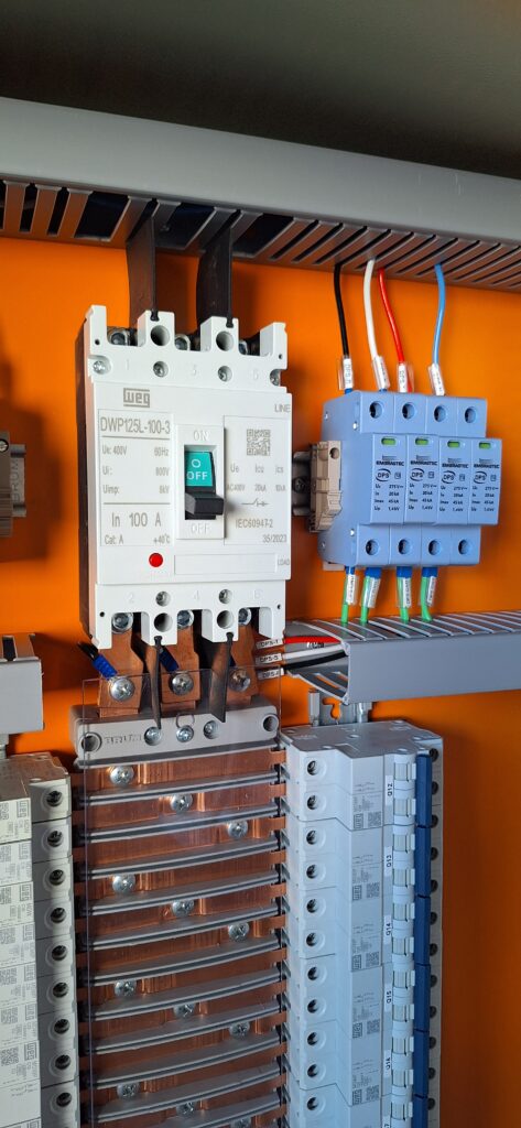 Painel Elétrico
Painel QDFL
Disjuntor Caixa Moldada
WEG
IDR
DPS
Steck
Barramento BRUM
Barramento Volt Plus
Barramento 250A