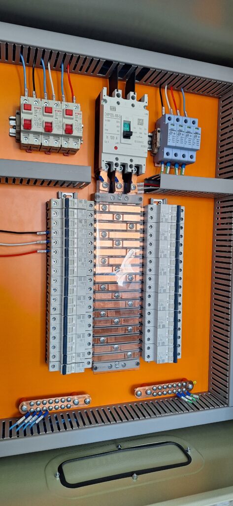 Painel Elétrico
Painel QDFL
Disjuntor Caixa Moldada
WEG
IDR
DPS
Steck
Barramento BRUM
Barramento Volt Plus
Barramento 250A