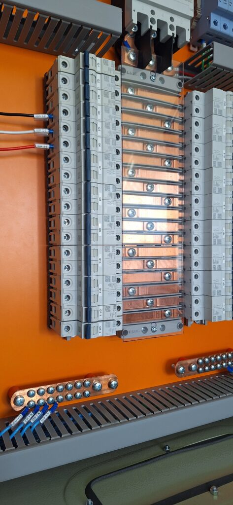 Painel Elétrico
Painel QDFL
Disjuntor Caixa Moldada
WEG
IDR
DPS
Steck
Barramento BRUM
Barramento Volt Plus
Barramento 250A