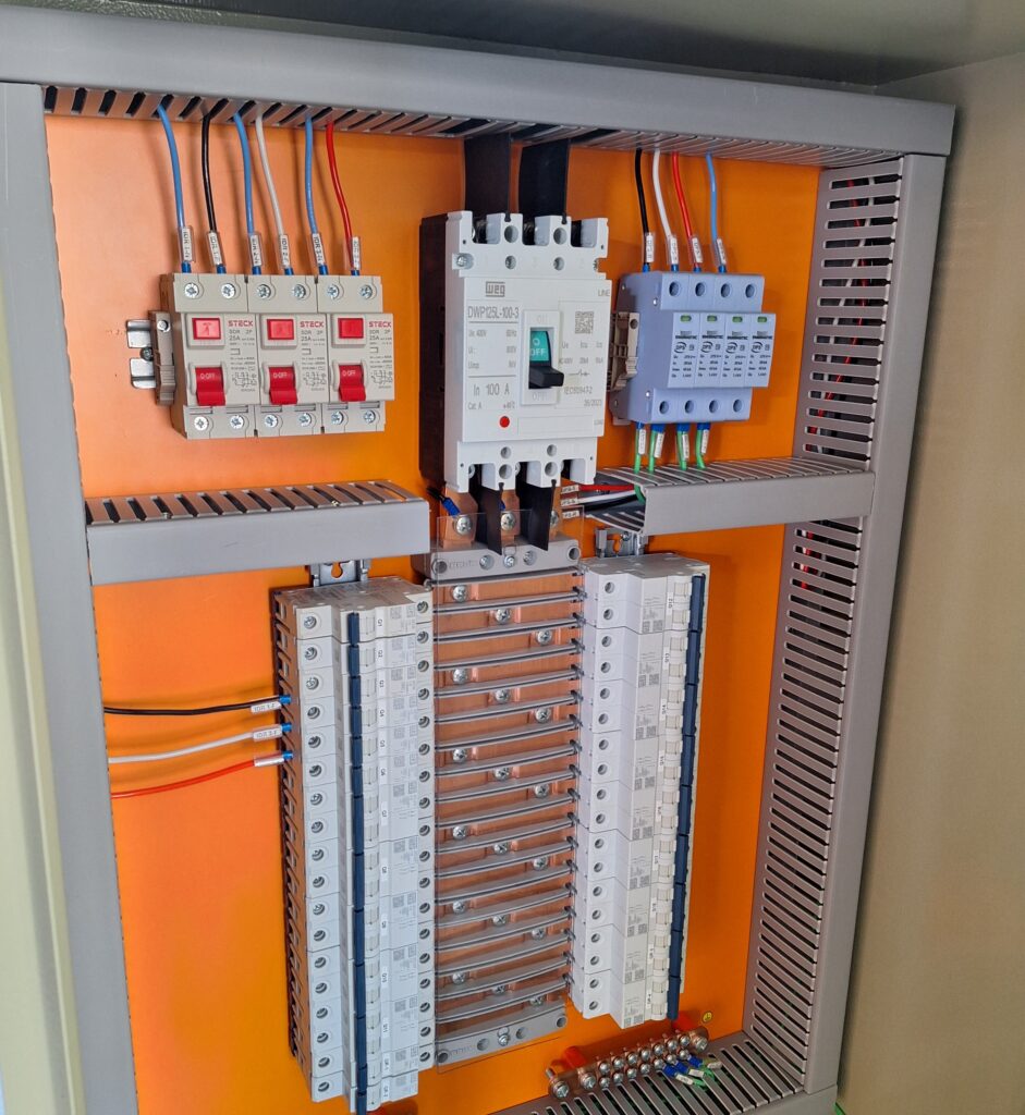 Painel Elétrico
Painel QDFL
Disjuntor Caixa Moldada
WEG
IDR
DPS
Steck
Barramento BRUM
Barramento Volt Plus
Barramento 250A