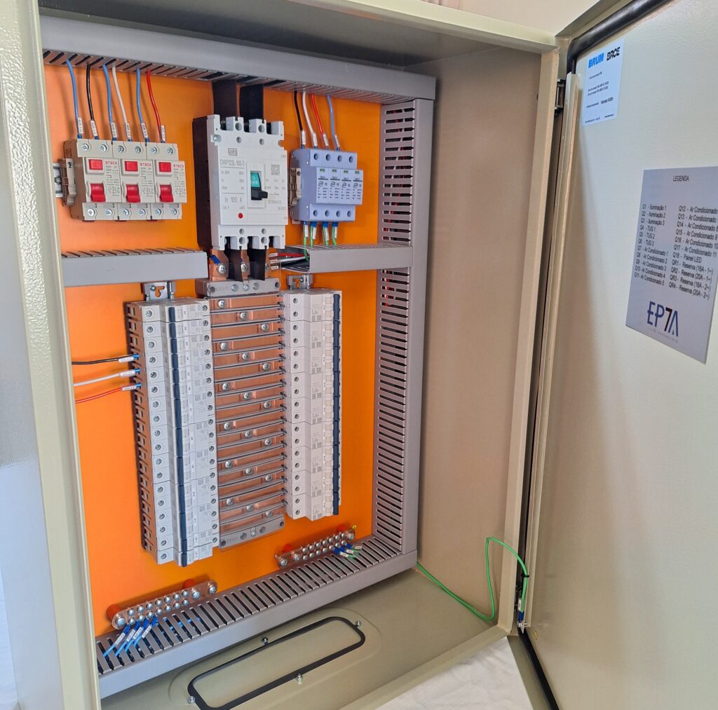 Painel Elétrico
Painel QDFL
Disjuntor Caixa Moldada
WEG
IDR
DPS
Steck
Barramento BRUM
Barramento Volt Plus
Barramento 250A