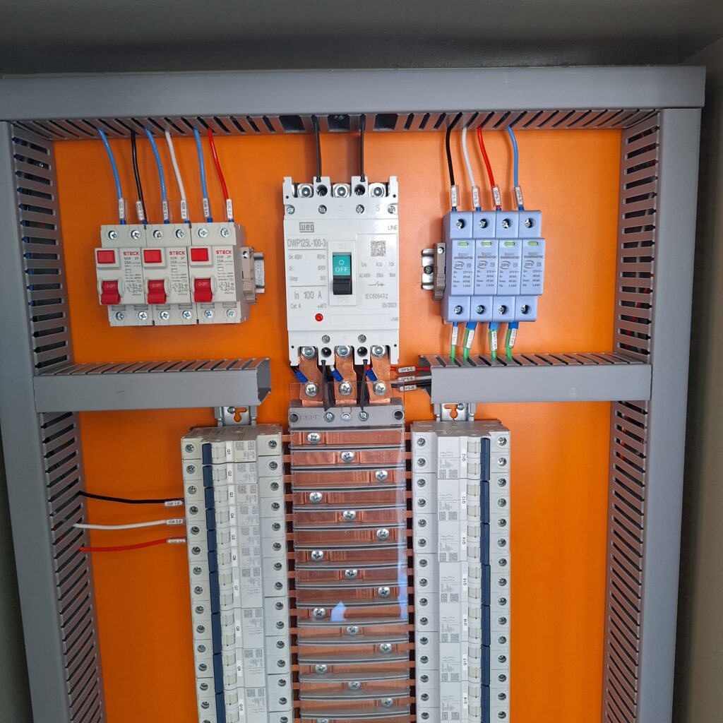Painel Elétrico
Painel QDFL
Disjuntor Caixa Moldada
WEG
IDR
DPS
Steck
Barramento BRUM
Barramento Volt Plus
Barramento 250A