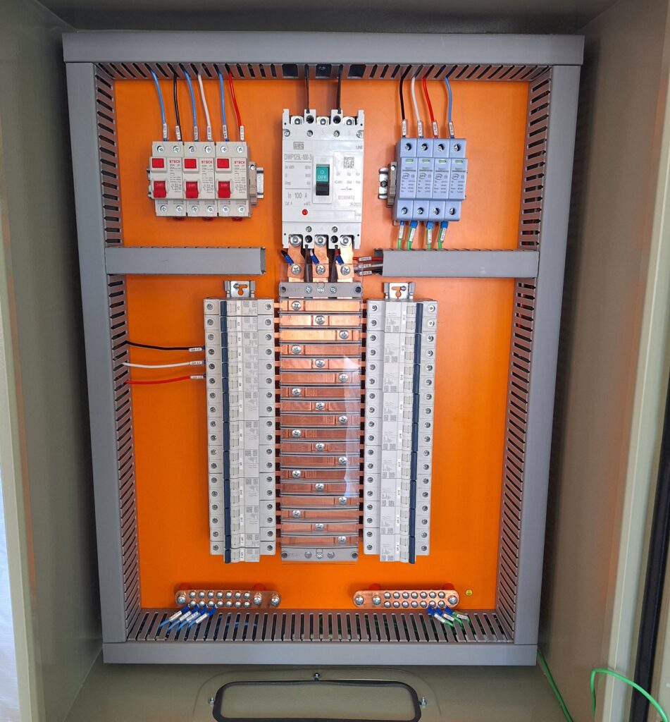 Painel Elétrico
Painel QDFL
Disjuntor Caixa Moldada
WEG
IDR
DPS
Steck
Barramento BRUM
Barramento Volt Plus
Barramento 250A