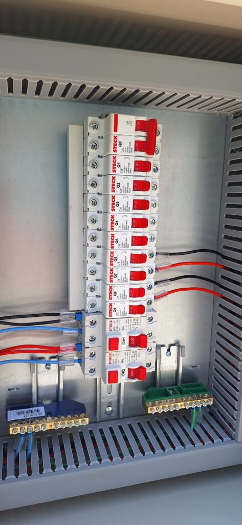 Painel Elétrico Painel Quadro Distribuição Estabilizada QDE Disjuntor Caixa Moldada Steck IDR DPS Steck Barramento BRUM Barramento Volt Plus Barramento 250A