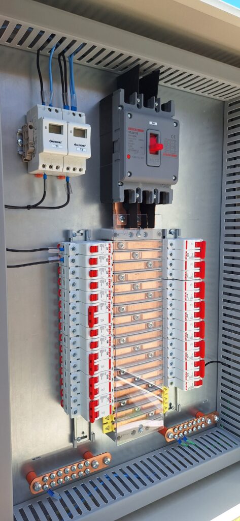 Painel Elétrico Painel Quadro Distribuição Força e Luz QDFL Disjuntor Caixa Moldada Steck IDR DPS Steck Barramento BRUM Barramento Volt Plus Barramento 250A