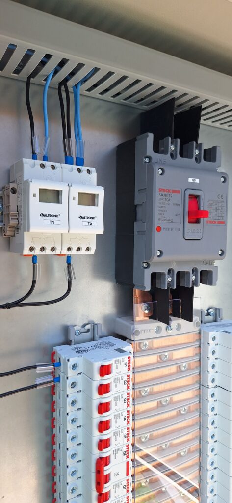 Painel Elétrico Painel Quadro Distribuição Força e Luz QDFL Disjuntor Caixa Moldada Steck IDR DPS Steck Barramento BRUM Barramento Volt Plus Barramento 250A