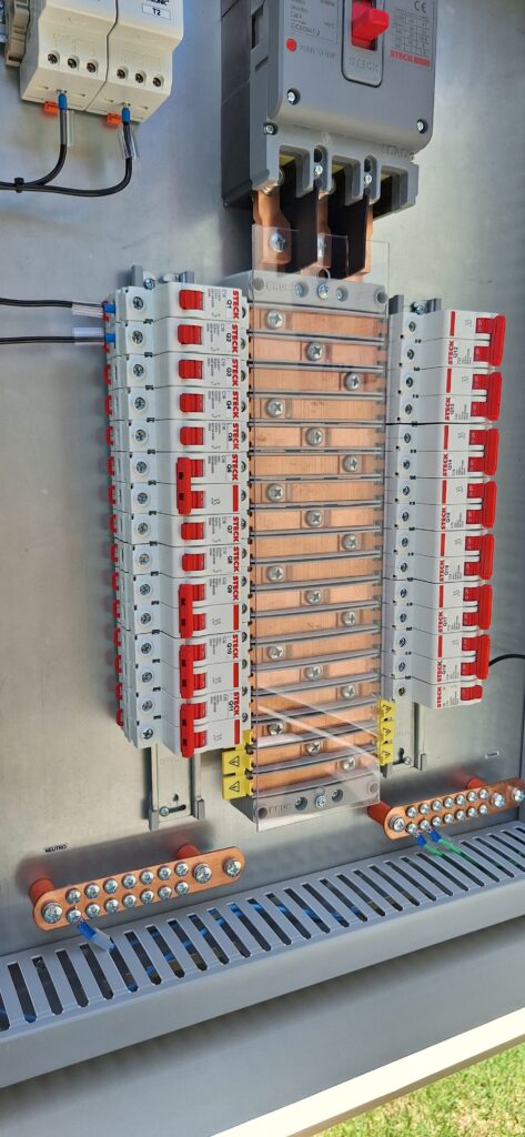 Painel Elétrico Painel Quadro Distribuição Força e Luz QDFL Disjuntor Caixa Moldada Steck IDR DPS Steck Barramento BRUM Barramento Volt Plus Barramento 250A