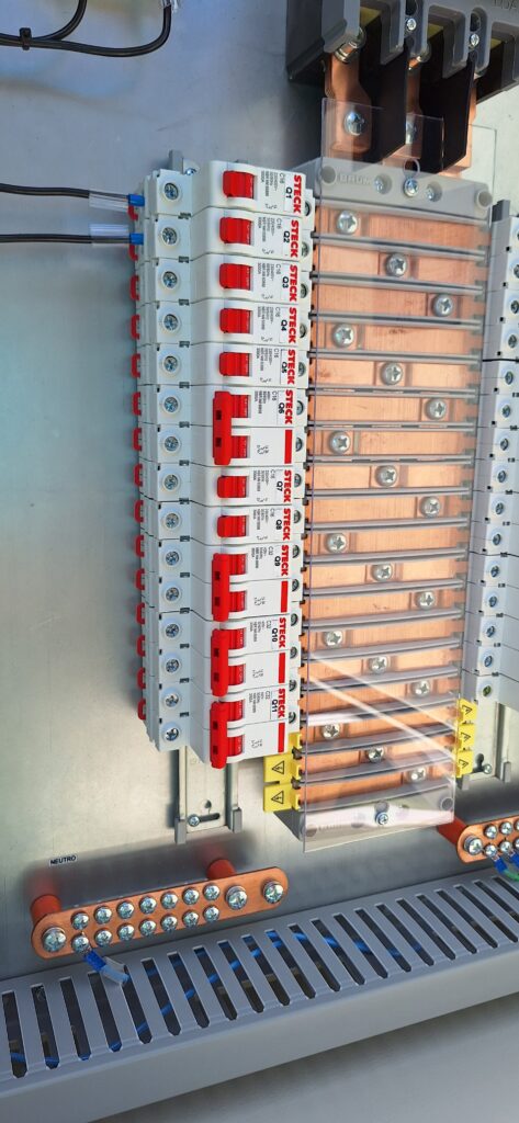 Painel Elétrico Painel Quadro Distribuição Força e Luz QDFL Disjuntor Caixa Moldada Steck IDR DPS Steck Barramento BRUM Barramento Volt Plus Barramento 250A