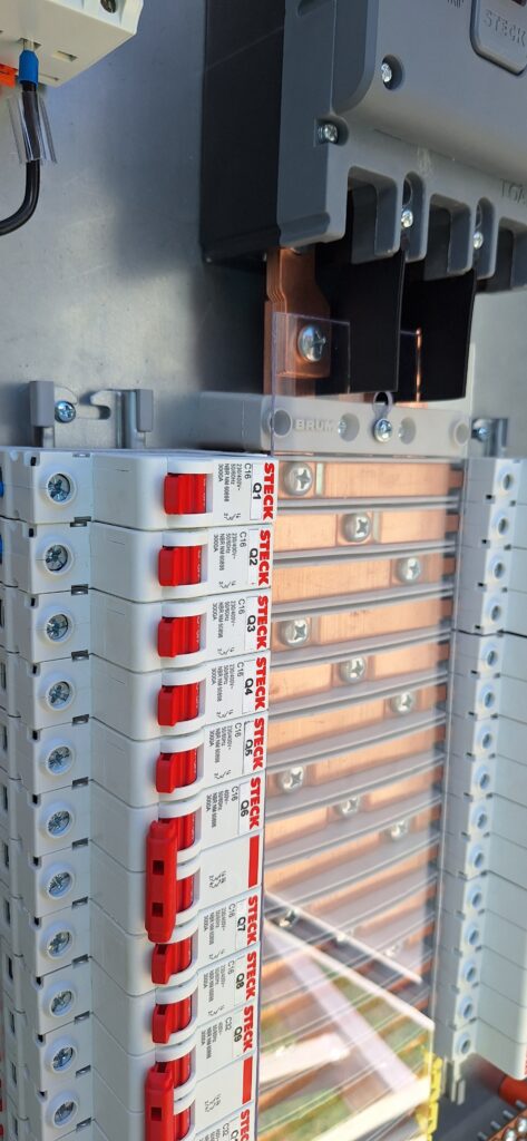 Painel Elétrico Painel Quadro Distribuição Força e Luz QDFL Disjuntor Caixa Moldada Steck IDR DPS Steck Barramento BRUM Barramento Volt Plus Barramento 250A