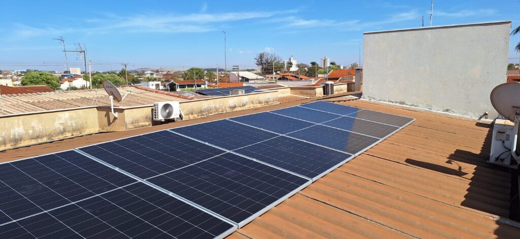 Projeto Fotovoltaico
Huawei
Trina
Telhado Metálico
Engenharia de Sistemas Fotovoltaico
Placas 695Wp
Inversor Solar 5kwp