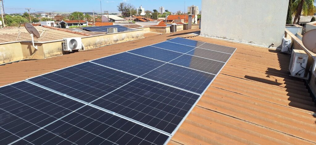 Projeto Fotovoltaico
Huawei
Trina
Telhado Metálico
Engenharia de Sistemas Fotovoltaico
Placas 695Wp
Inversor Solar 5kwp