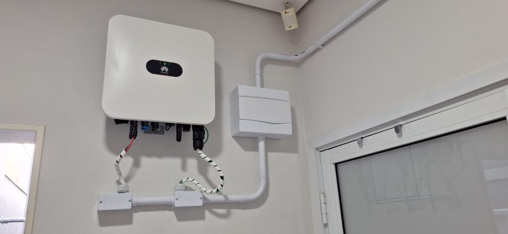 Projeto Fotovoltaico
Huawei
Trina
Telhado Metálico
Engenharia de Sistemas Fotovoltaico
Placas 695Wp
Inversor Solar 5kwp