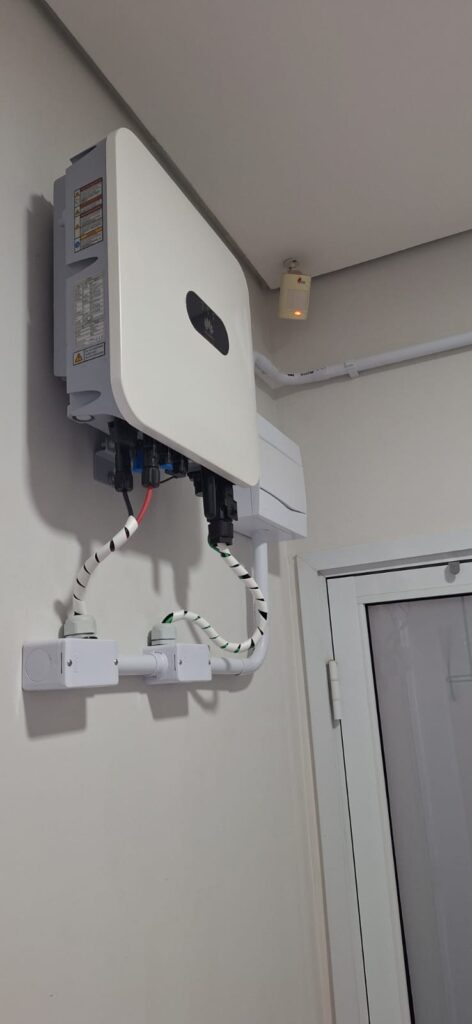 Projeto Fotovoltaico
Huawei
Trina
Telhado Metálico
Engenharia de Sistemas Fotovoltaico
Placas 695Wp
Inversor Solar 5kwp