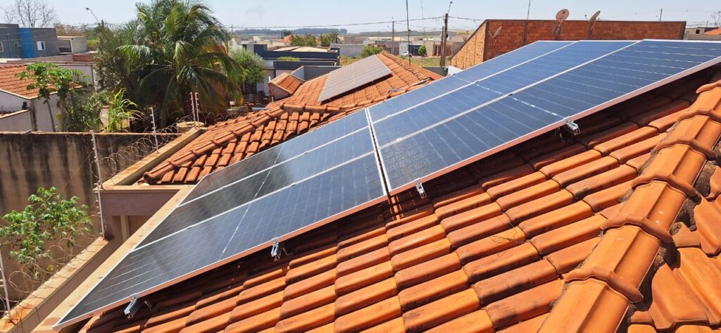 Projeto Fotovoltaico Huawei 
Astronergy 
Telhado Colonial
Telhado Cerâmico
Engenharia de Sistemas Fotovoltaico Placas 575Wp 
Inversor Solar 6kwp