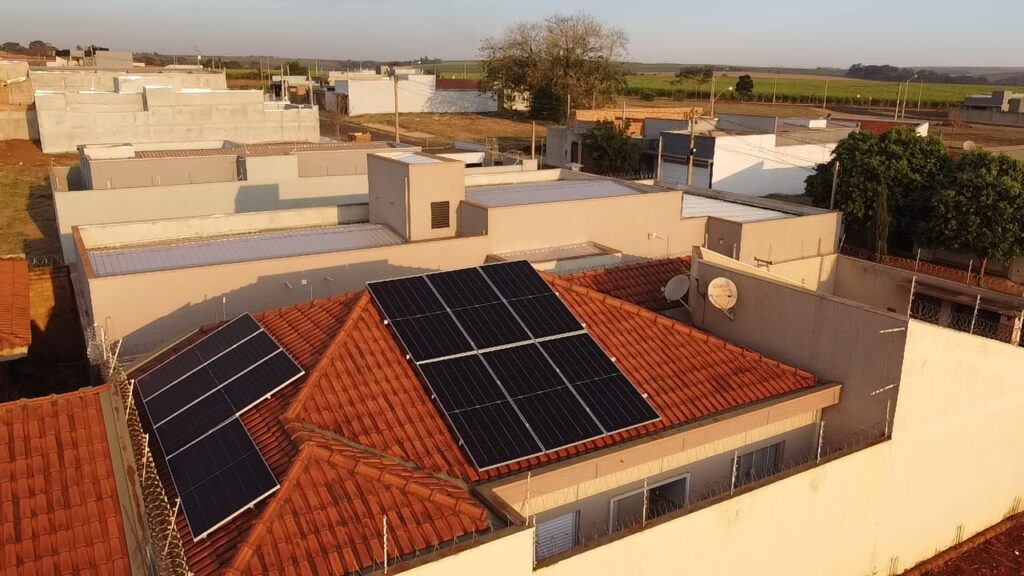 Projeto Fotovoltaico Huawei 
Astronergy 
Telhado Colonial
Telhado Cerâmico
Engenharia de Sistemas Fotovoltaico Placas 575Wp 
Inversor Solar 6kwp